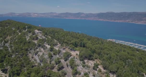 Letí Pomalu Vrchol Parku Suma Marjan Jaderským Mořem Pozadí — Stock video