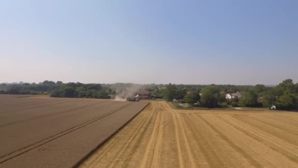 Skörd Halv Sväng Runt Claas Skördetröska Nära Hus — Stockvideo