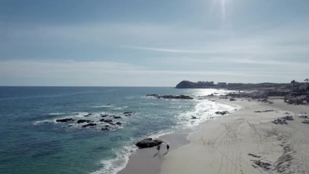 两个人在下加利福尼亚州墨西哥的卡波圣卢卡斯海滩散步 无人机下降 — 图库视频影像