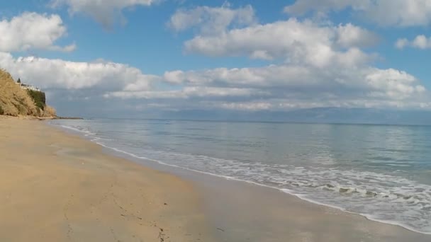 Pov Girato Mentre Cammina Sulla Spiaggia Sabbiosa Onde Poco Profonde — Video Stock
