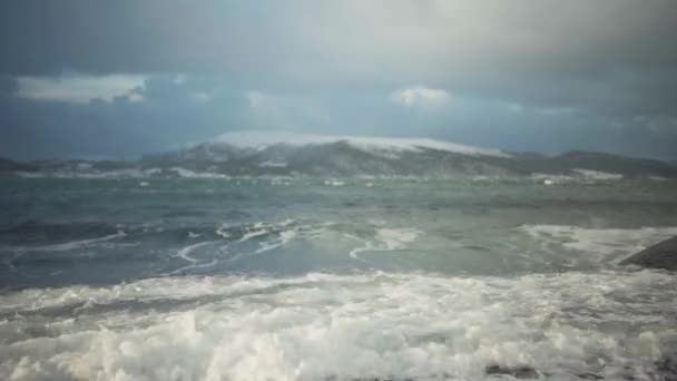 曇りの日にスプラッシュで泡立つ波のローリングとクラッシュの眺め ワイドショット — ストック動画