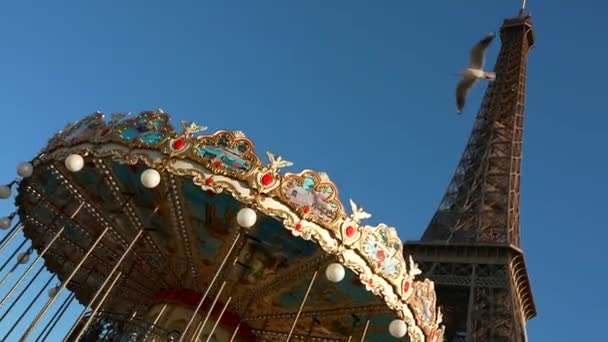 Pássaro Voa Sobre Carrossel Romântico Torre Eiffel Paris França Turistas — Vídeo de Stock