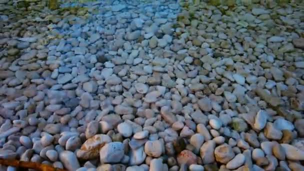 Kieselstrand Mit Klarem Türkisfarbenem Meer Schwenkaufnahme Vom Strand Der Bucht — Stockvideo