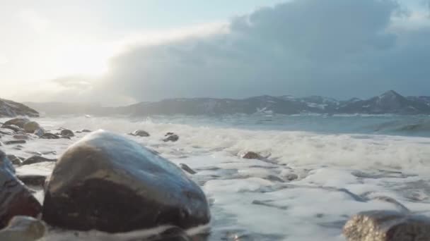 Océano Tormentoso Con Olas Espumosas Rodando Estrellándose Las Rocas Ancho — Vídeo de stock
