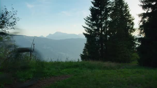 Ciclista Montaña Cabalga Rápido Largo Una Cresta Alpina Amanecer — Vídeos de Stock