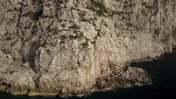 Órbita Aérea Próxima Sobre Falésias Capo Coccia Sardenha Itália — Vídeo de Stock