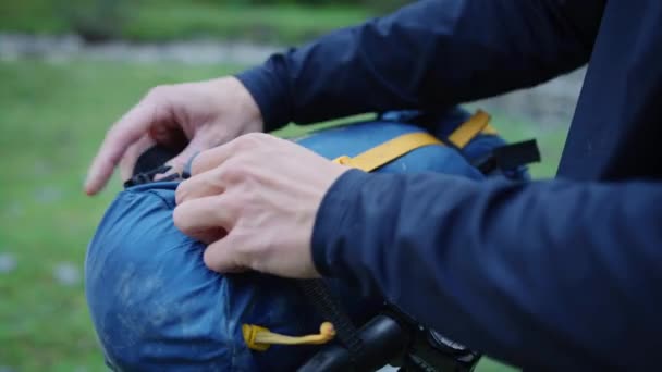 Man Sätter Fast Sitt Tält Cykelstyret — Stockvideo
