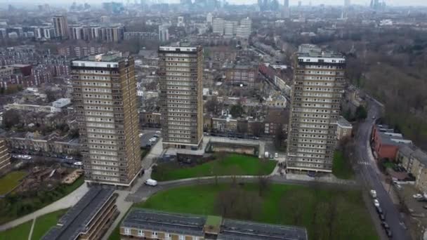 Drone Tiro Tirando Hacia Atrás Las Torres Residenciales Finca Londres — Vídeos de Stock