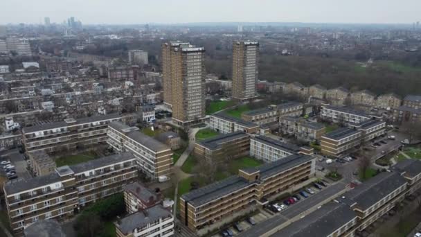 Ένα Drone Σπρώχνει Προς Πύργους Κατοικιών Στο Λονδίνο Αγγλία — Αρχείο Βίντεο
