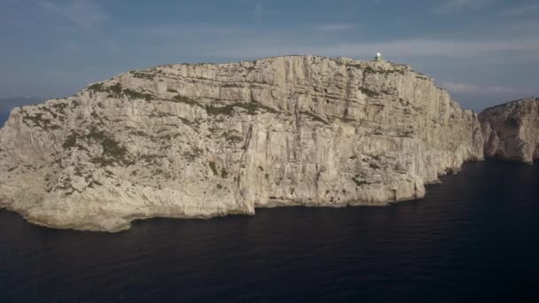 Повітряна Орбіта Над Скелями Capo Coccia Невеликим Маяком Вершині Сардинія — стокове відео