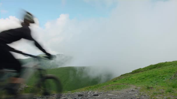 Motociclista Montanha Explode Uma Trilha Alpina Alta — Vídeo de Stock