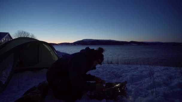 Männliche Camper Mit Stirnlampe Machen Lagerfeuer Einer Kalten Nacht Statisch — Stockvideo