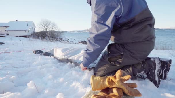 Hombre Que Comienza Montar Tienda Campaña Terreno Nevado Cerca — Vídeo de stock