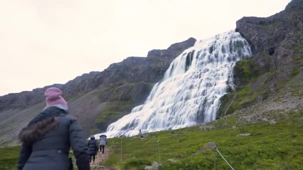 Voyageurs Grimpant Escalier Vers Majestueuse Cascade Dynjandi Islande Tir Large — Video
