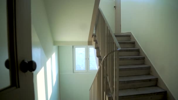 有阳光通过窗户的公寓建筑群的楼梯 弯下腰 — 图库视频影像