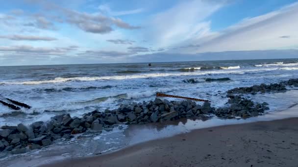 Wellen Brechen Gegen Die Felsige Küste Des Strandes Mielno Polen — Stockvideo