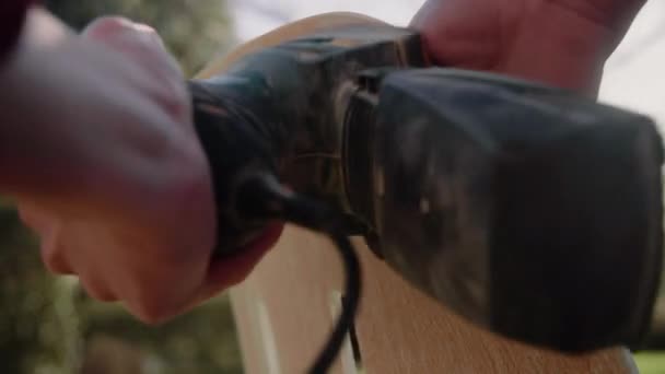 Detail Shot Hands Handyman Using Lešticí Stroj Polish Wood Reurbish — Stock video