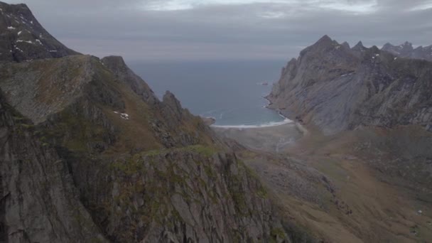 Vista Aerea Una Cresta Rocciosa Avvicina Una Spiaggia Caduta Lofoten — Video Stock