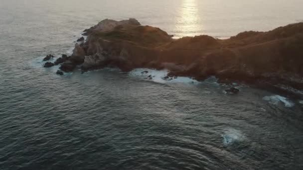 Gün Batımında Meksika Sahilindeki Ünlü Kuyruklu Yıldız Noktası Üzerinde Uçan — Stok video