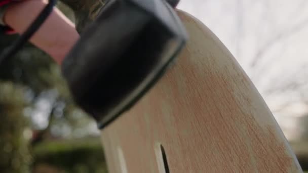 Detailaufnahme Eines Handwerkers Der Mit Einer Poliermaschine Holz Poliert Und — Stockvideo