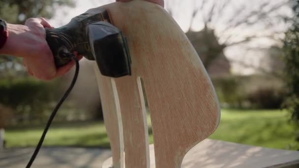 Handyman Usando Máquina Pulir Restaurando Una Vieja Silla Diseño Vintage — Vídeos de Stock