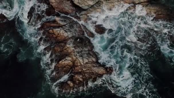 Κινηματογραφικό Drone Shot Των Κυμάτων Συντρίβεται Ένα Βράχο Στην Παραλία — Αρχείο Βίντεο
