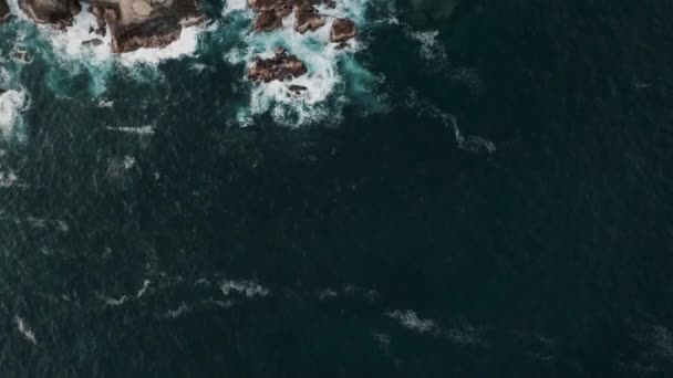 Luftaufnahme Von Wellen Die Auf Klippen Strand Von Mazunte Oaxaca — Stockvideo