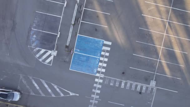 Weggespoelde Lijnen Van Lege Asfalt Parkeerplaats Antenne Naar Beneden Spinnen — Stockvideo