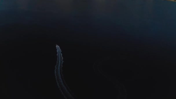 Повітряний Безпілотник Стріляв Швидкісного Човна Дрейфує Океану — стокове відео