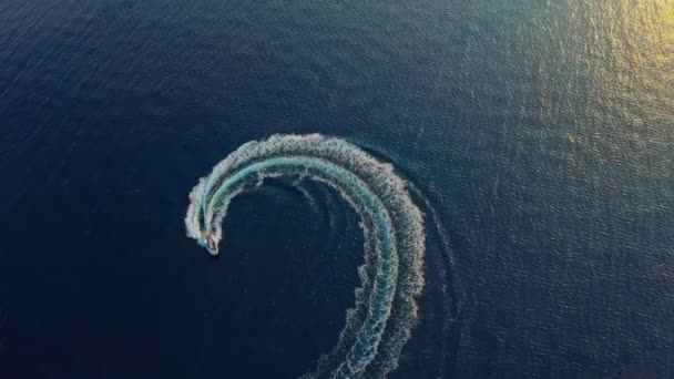 Luchtdrone Opname Van Speedboot Drijvend Oceaan — Stockvideo