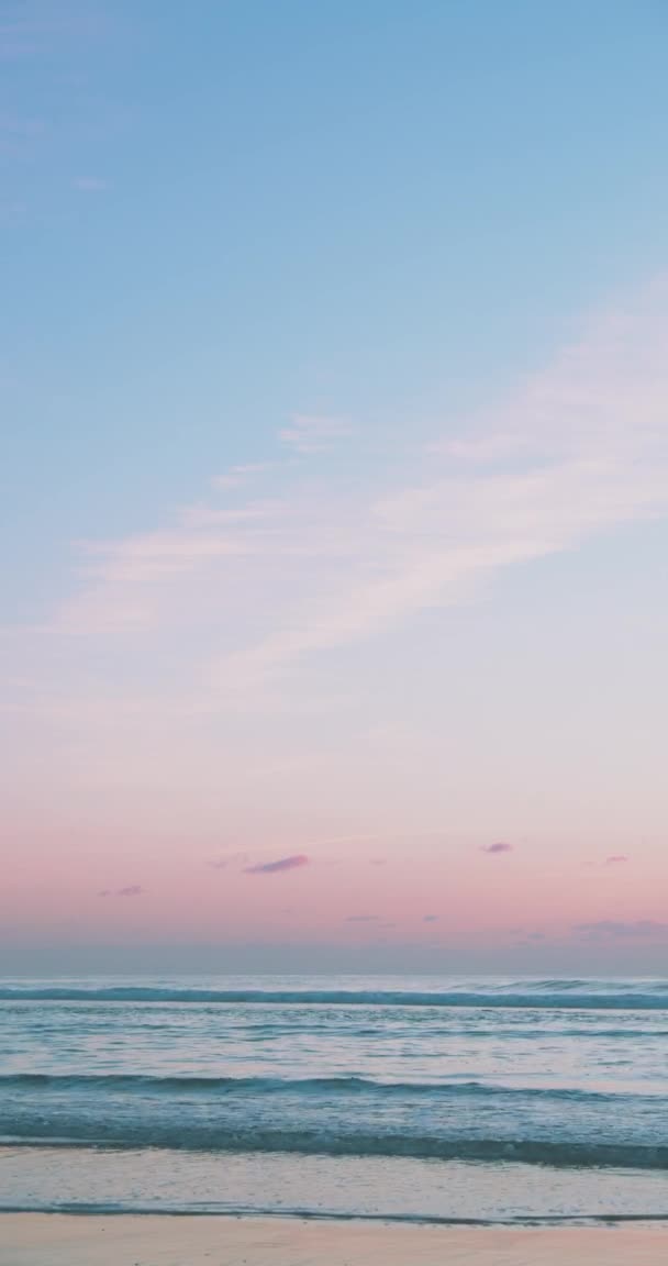 Красивий Рожевий Синій Схід Сонця Захід Сонця Океанськими Хвилями Котиться — стокове відео