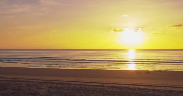 一个醒目的金黄色 炽热的橙色日落穿过一个荒凉的海滩场景 — 图库视频影像