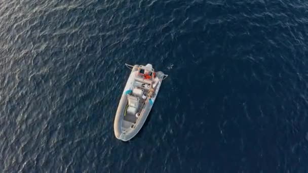 Luchtdrone Opname Van Speedboot Drijvend Oceaan — Stockvideo