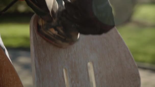 Detailaufnahme Eines Handarbeiters Der Mit Einer Poliermaschine Holz Poliert Und — Stockvideo
