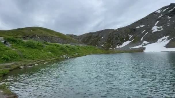 ハッチャー峠のサミットレイクの右側パンに左アラスカ — ストック動画