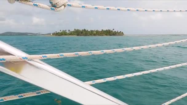 感動的なプエルトリコ島の景色ボート ハンドヘルド 一日から見た — ストック動画