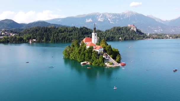 Bled Szlovénia Légi Drón Kilátás Szigetre Templom Torony Csónakokkal Turistákkal — Stock videók