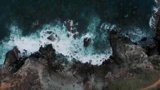 Stijgen Bovenste Luchtfoto Van Golven Die Neerstorten Rotsachtige Kustlijn Blauwe — Stockvideo