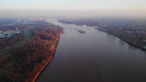 Vuelo Aéreo Sobre Oude Maas Cerca Puttershoek Con Triple Barcaza — Vídeo de stock