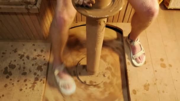 작업장에서 진흙으로 그릇을 디자인하고 만드는 사람의 클로즈업하는 회전하는 바퀴이다 창조적 — 비디오