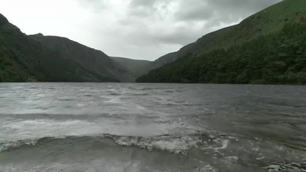 Paisaje Del Lago Salvaje Desde Las Montañas Wicklow Irlanda Retroceso — Vídeo de stock