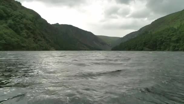 Drohnenflug Über Der Wasseroberfläche Des Glendalough Lake Wildnis Landschaft Wicklow — Stockvideo