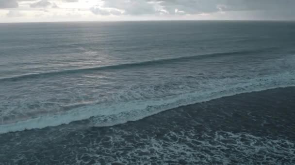 Luchtfoto Van Schuimige Zee Golven Die Zandkust Raken Een Bewolkte — Stockvideo