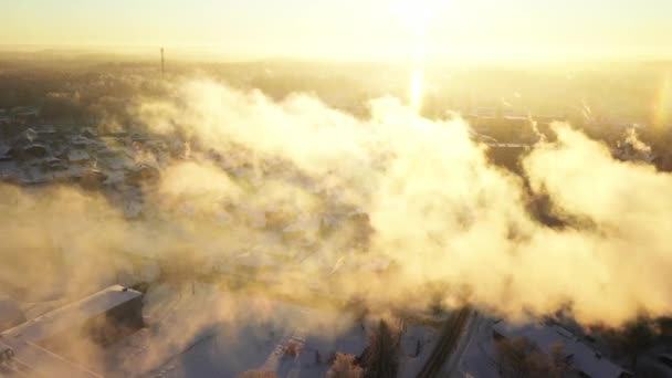 Małe Miasteczko Wsi Pokryte Śniegiem Dron Powietrzny Ujawnia Latające Chmury — Wideo stockowe