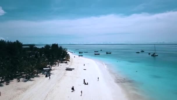 Amazing Aerial Flight Fly Backwards Drone Shot People White Sand — Stock Video