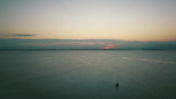 アフリカ タンザニア パラダイス ドリーム ビーチの漁船で日没時にゆっくりと撮影されたドローンを沈没させる豪華な長い空中飛行タンザニア ザンジバル2019映画的性質1080 60P Philipp Marnitz — ストック動画