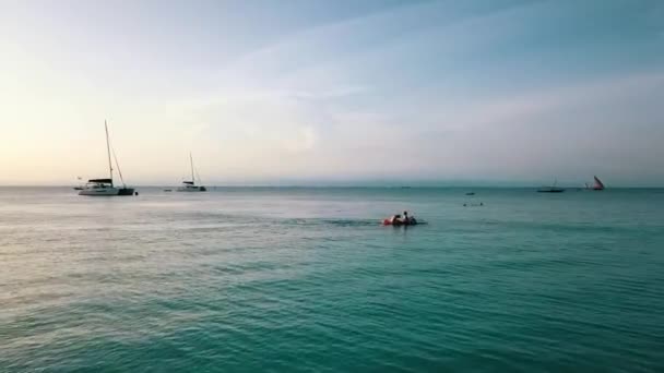 Prachtige Luchtvlucht Achter Een Kajakboot Aan Blauw Water Peddelen Vlieg — Stockvideo