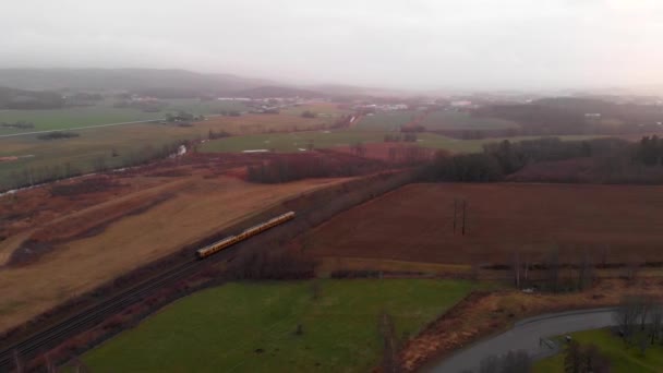 南スウェーデンの高速を通過するオレンジ色の列車と田舎のシーン 空中転送 — ストック動画