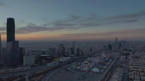 King Abdullah Financial Center Dengan King Fahad Street Dari Tembakan — Stok Video