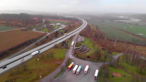 Vrachtwagens Geparkeerd Rustplaats Snelweg Ten Noorden Van Halmstad Zweden Luchtfoto — Stockvideo